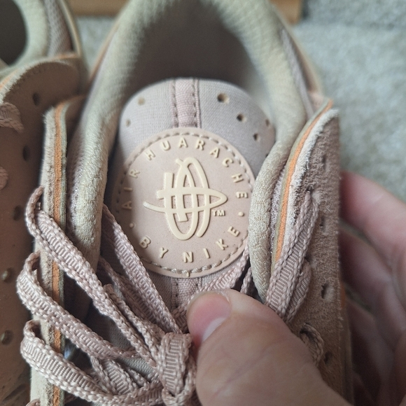 Athletic_Shoes